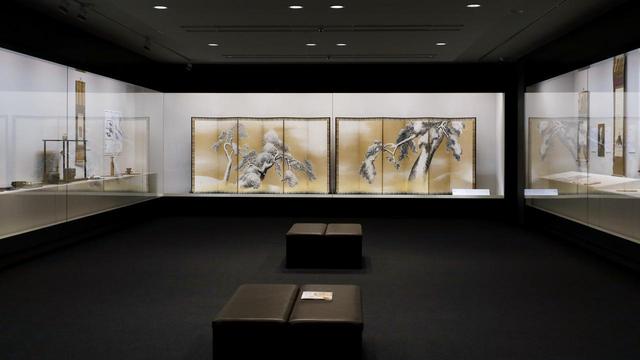 画像: 縦長の展示空間の向こうに「雪松図」を見る