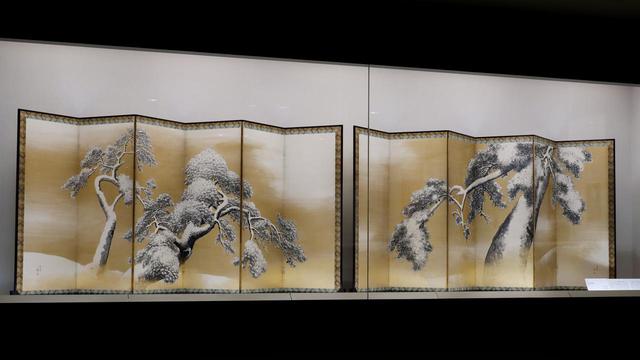 画像: 円山応挙「雪松図屏風」江戸時代18世紀 北三井家旧蔵 右隻の雄松は左斜め前より見ると、とたんに強烈な遠近感でそびえ立つ松の木になる