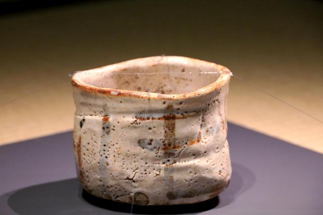 画像: 国宝 志野茶碗 銘「卯花墻」 安土桃山時代 16〜17世紀 室町三井家旧蔵 *以上、写真はすべて特別な許可を得ての取材時に撮影。展覧会での撮影はできません