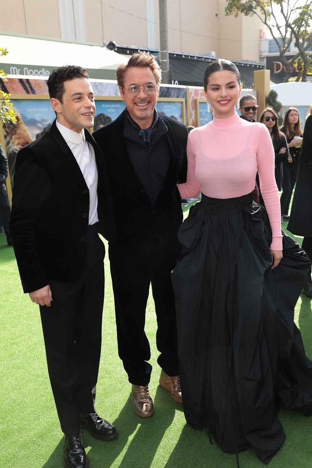 画像: 左よりラミ・マレック、ロバート・ダウニーJr.、セレーナ・ゴメス