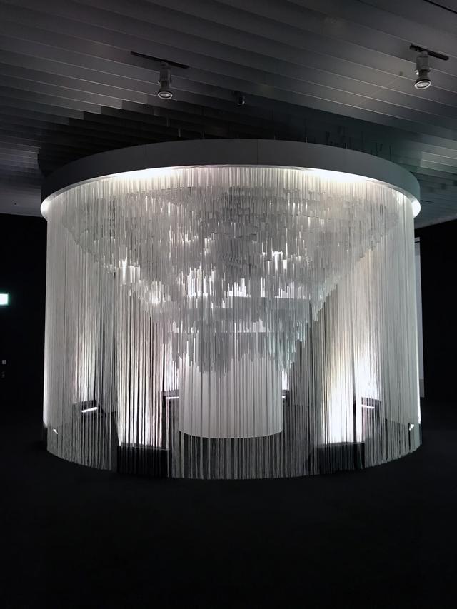 画像: セクション2 「ネオ・メタボリズム建築へ」 展示風景:ミハエル・ハンスマイヤー 《ムカルナスの変異》 2019年 photo©saitomoichi