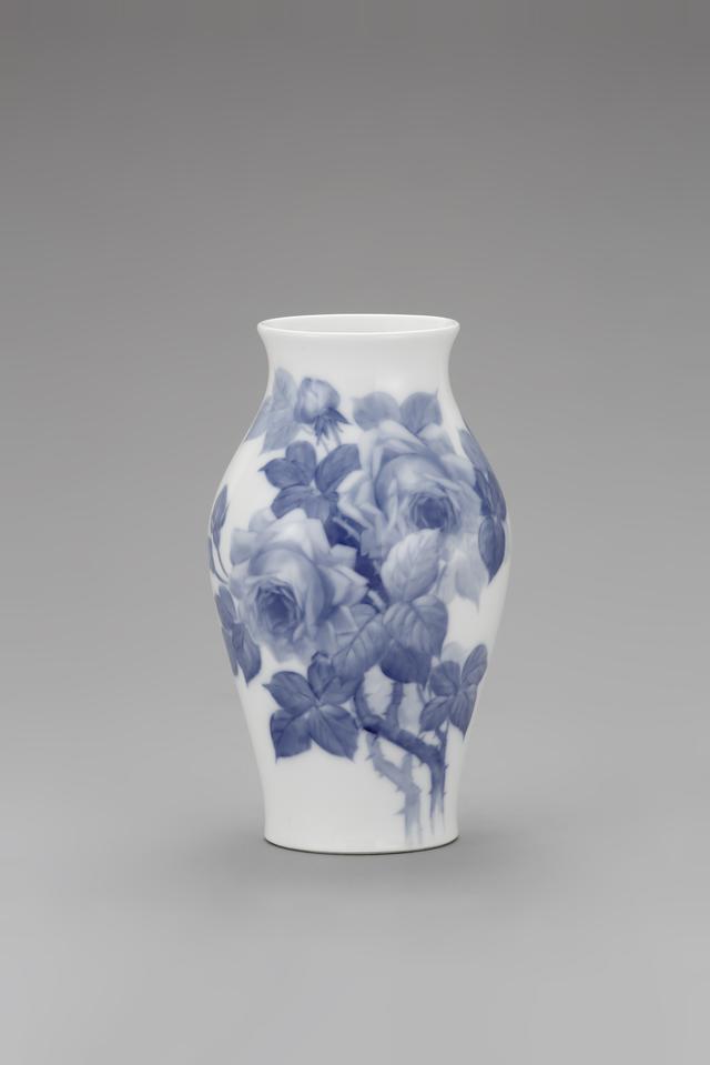 画像: 岡染付薔薇花瓶 1935‐45年 個人蔵