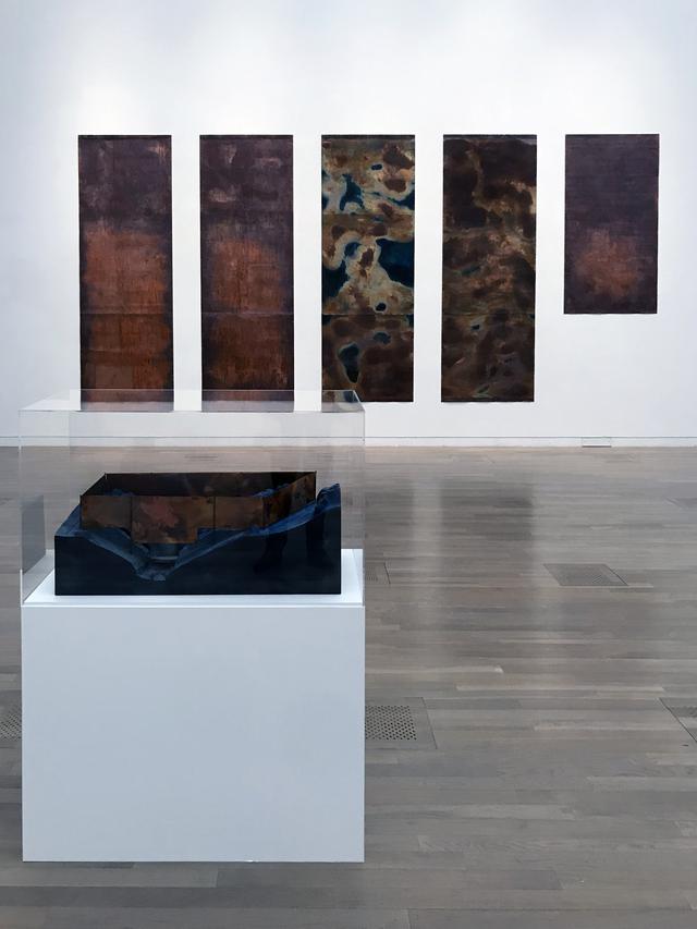 画像: 「2 「庭」という風景-作家の死を超えて」 展示風景:若林奮 《緑の森の一角獣座》模型 1996-1997年、カッパー・ペインティング D-6,D-7,D-8,D-9,D-10 1996-2003年 photo©saitomoichi