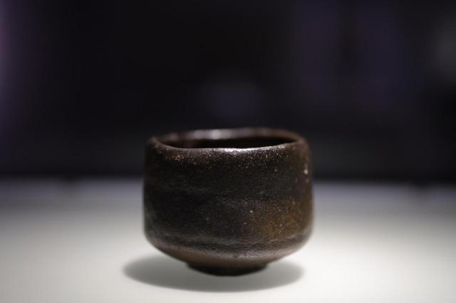 画像1: 長次郎 黒樂茶碗 銘「喝食」 桃山時代 鹿苑寺蔵
