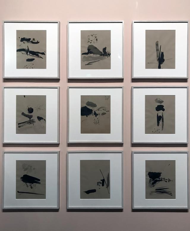 画像: 展示風景:ソール・ライター《ソームズに愛を込めて》1977年1月1日 紙にインク(C)Saul Leiter Foundation photo©smoichi