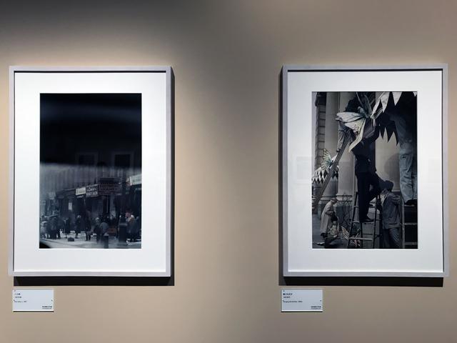 画像: 展示風景:左:ソール・ライター《バス停》1957年頃、発色現像方式印画 (C)Saul Leiter Foundation 右:ソール・ライター《蝶々を吊す》1960年代、発色現像方式印画 (C)Saul Leiter Foundation phpto©smoichi