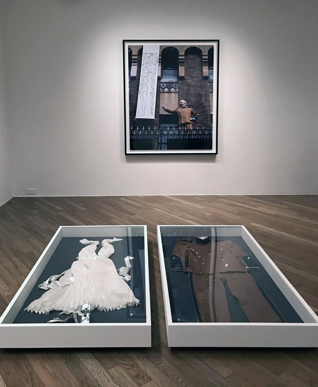 画像: 展示風景:奥:《なにものかへのレクイエム(MISIMA 1970.11.25-2006.4.6)》2006 ©Yasumasa Morimura 手前左:《戦場のマリリンのための衣装 2006》2006 ©Yasumasa Morimura 手前右:《烈火の季節のための衣装 2006》2006 ©Yasumasa Morimura photo©moichi
