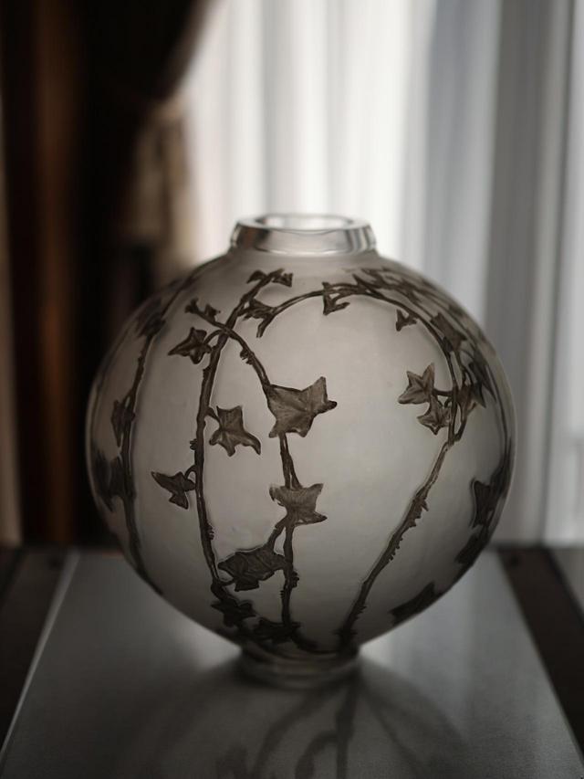 画像: ルネ・ラリック 花瓶「大きな球形、キヅタ」1912年 北澤美術館蔵