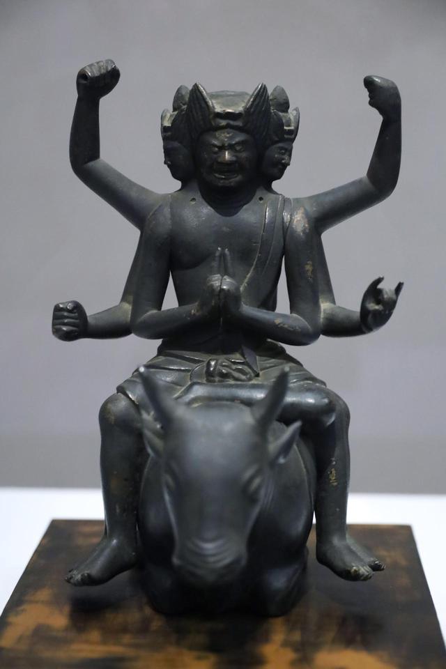 多様で個性的な仏たちが、恐らく全国一多く集まった展示を見て考える