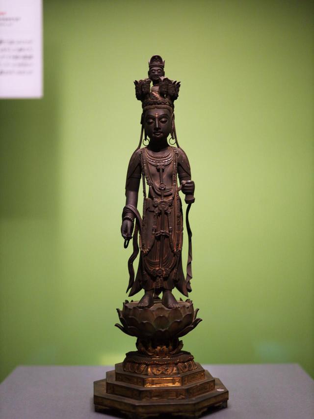 画像: 十一面観音菩薩立像 中国・唐時代7世紀 東京国立博物館 重要文化財 日本では産出しない希少な香木である白檀製。遣唐使によって日本にもたらされ、藤原鎌足を祀る奈良県桜井市の談山神社に伝来した