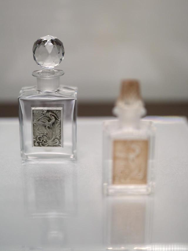 画像: ラリック製ガラス・プレート付香水瓶「レフルール」コティ社(瓶はバカラ社製)1908年 北澤美術館蔵