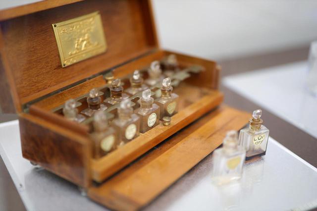 画像: 香水テスターケース「コティの香水」コティ社 ルネ・ラリック製の金属プレート付 1911年