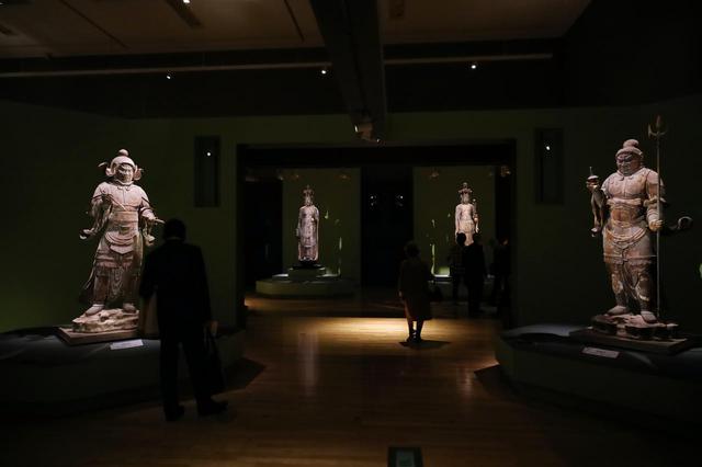 画像: 唐招提寺金堂の四天王のうち 広目天立像(左)、多聞天立像(右・共に国宝) 、奥に金剛山寺(左・重要文化財)と世尊寺(右)の十一面観音菩薩立像 いずれも奈良時代 8世紀 基本的に一本の大木から彫り出した像で、一部におがくずを混ぜた漆(木屎漆)で成形した木心乾漆の技法が使われている