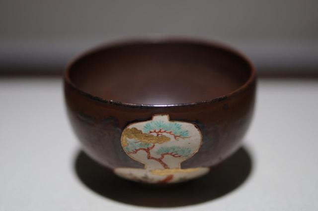 画像: 野々村仁清 柿釉瓢拔色絵松竹梅茶碗 江戸時代 鹿苑寺蔵 こちらは野々村仁清の普段の作風である鮮やかで雅な色絵と洗練されたデザイン。禅寺では贈答品や俗人である檀家などの接待に用いられたと考えられる。