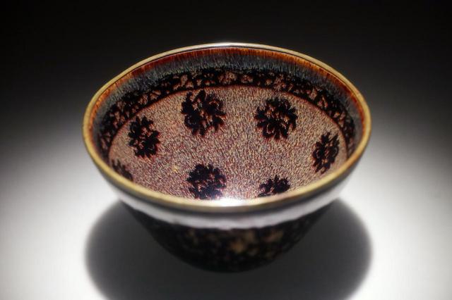 画像: 国宝・玳玻散花文天目茶碗 南宋14世紀 相国寺蔵 松平不昧旧蔵 宋代の天目茶碗や青磁碗は典型的な「唐物」として珍重された