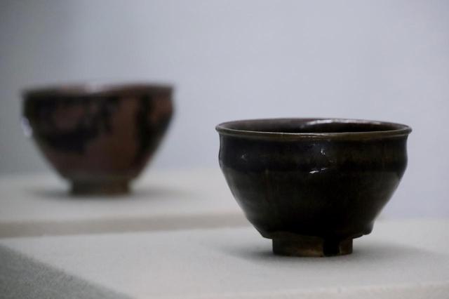 画像: 古瀬戸天目茶碗 二口 桃山時代の京都の復興期に豊臣秀吉が寄進した五十口のうち二つ 慈照寺蔵