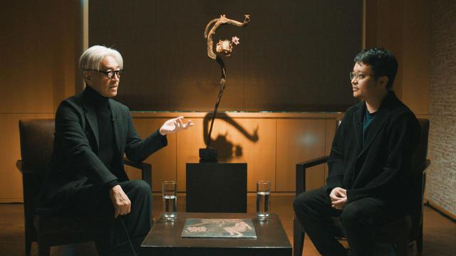画像: 左より坂本龍一、ビー・ガン監督