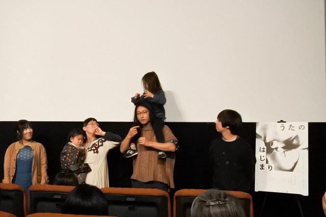 画像1: 自身の子育てのなかで、ある日、息子への子守歌が生まれ--嫌いだった「うた」と出会うまでの美しい記録『うたのはじまり』笑顔の初日舞台挨拶開催!