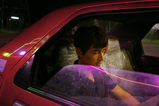 画像2: 魅惑的な闇と色彩が渦巻く鮮烈なヴィジュアルで現代中国の暗部をえぐる