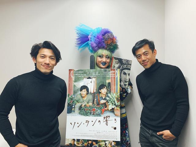 画像: 筆者 イメージブックを持ったヴィヴィアン佐藤(中央)と主演リエン・ビン・ファット(左)レオン・レ監督(右)