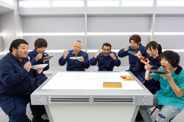 画像1: 予告❗️この怪獣、食べたらバカウマ!イカ・タコ・カニ怪獣で国立競技場を海鮮丼にせよ!バカ映画一直線の日本映画界の異端児・河崎実監督『三大怪獣グルメ』