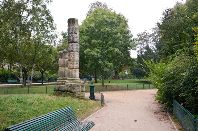 画像: この古代遺跡風の柱が『恋するパリのランデヴー』の1シーンに映る。シャルロット(ソフィー・マルソー)はこの近くで作曲家のサシャ(ガッド・エルマレ)のプロポーズを断る。『Pola X』でピエール(ギヨーム・ドパルデュー)と出版社の女性が歩く背後にもこの2柱が見える。