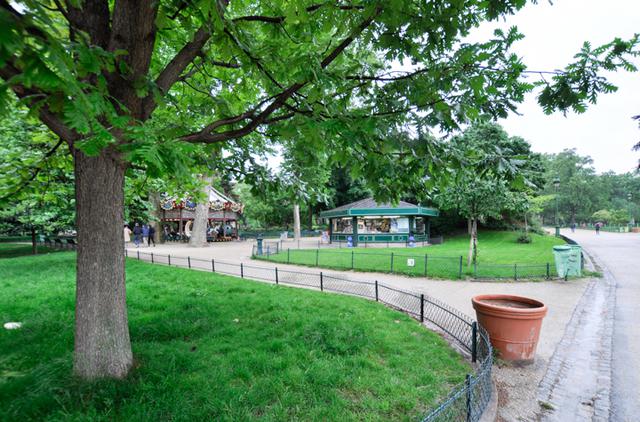 画像: 闇組織の男たちが待ち構えるクライマックスシーンではモンソー公園内の回転木馬のある一角も映し出される。