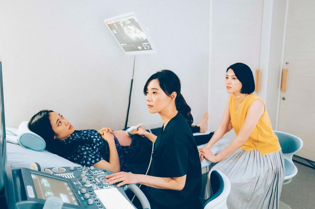 画像: (写真3)三吉彩花、阿部純子、大塚寧々 ©︎「Daughters」製作委員会