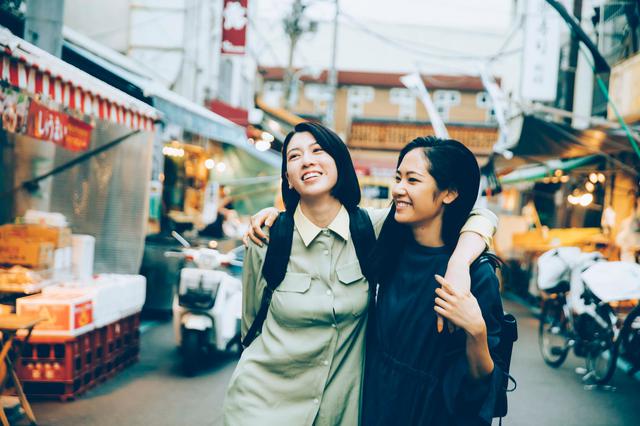 画像: (写真6)三吉彩花、阿部純子 ©︎「Daughters」製作委員会