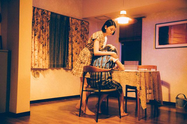 画像: (写真5)三吉彩花、阿部純子 ©︎「Daughters」製作委員会