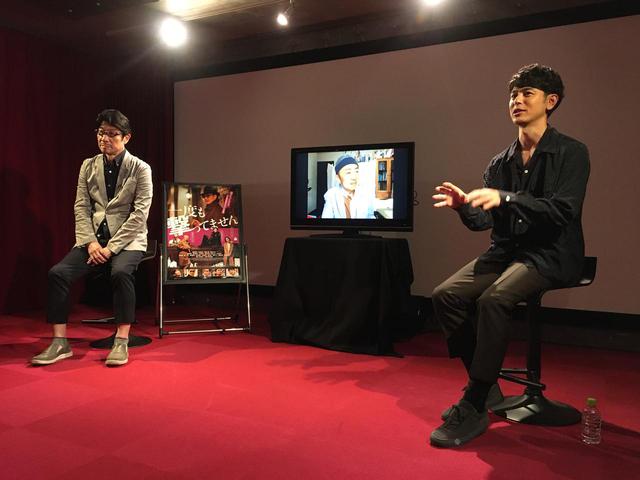画像: 左より阪本順治監督 、リモート出演の映画MC笠井信輔アナ、妻夫木聡(本作出演)