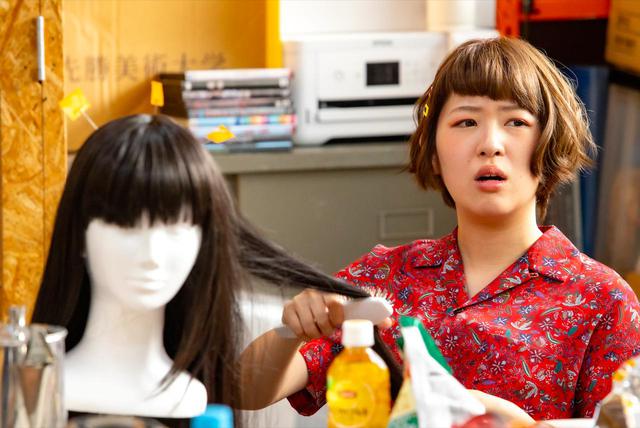 画像: ■シエリ(演/ヒロシエリ) 先勝美術大学3年、20歳。表向きは衣裳の勉強、本音はカミオに惹かれて映研に入部。「夢みる人」撮影こそカミオに近づくチャンスだとやる気を燃やしている。アルバイトのキャバクラでは、サバサバしたキャラと巧みな話術で、店のNo.3まで上り詰めている。 (C) 2020映画「ビューティフルドリーマー」製作委員会
