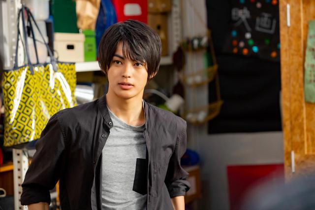 画像: ■カミオ(演/神尾楓珠) 先勝美術大学3年、21歳。名画座で観た黒澤映画に初めて味わう興奮を覚え、特に撮影やカメラなどの機材の研究にのめり込む。「夢みる人」の撮影では、その知識をフル活用して大活躍。映画撮影と学費のために、夜は警備員のアルバイトに励む。 (C) 2020映画「ビューティフルドリーマー」製作委員会