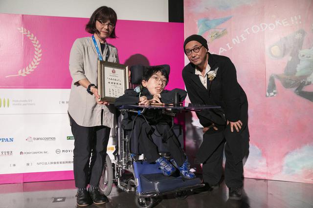 画像: 中央、石田智哉監督と、右、審査員の大森立嗣(映画監督・俳優)