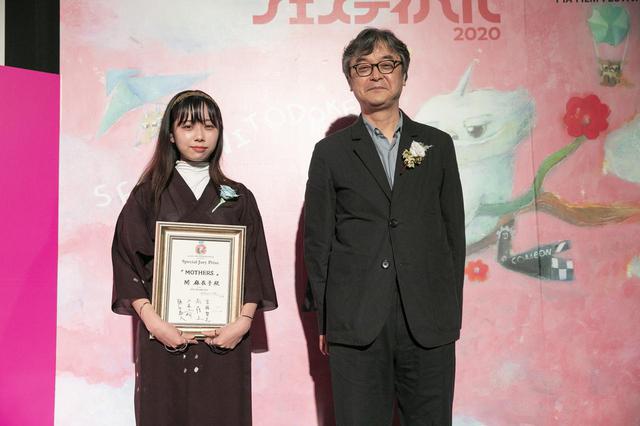 画像: 左より、関 麻衣子監督、審査員の樋口泰人(プロデューサー)