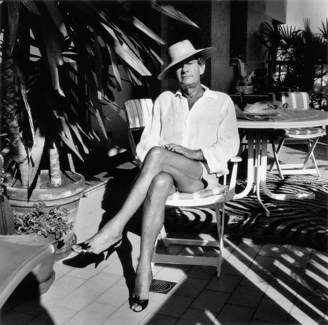 画像: ジューン・ニュートンが撮影したヘルムート・ニュートン モンテカルロにて Helmut at home, Monte Carlo, 1987 ©️Foto Alice Springs, Helmut Newton Estate Courtesy Helmut Newton Foundation