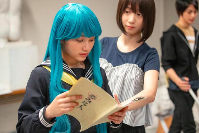 画像: 「撮影直前、ヘアメイクシーン」