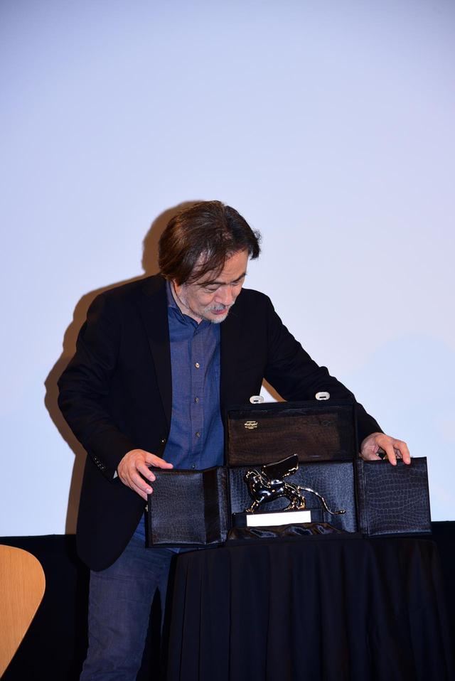 画像: トロフィーと黒沢清監督