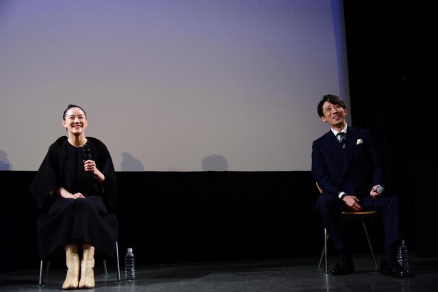画像: 左より蒼井優、高橋一生