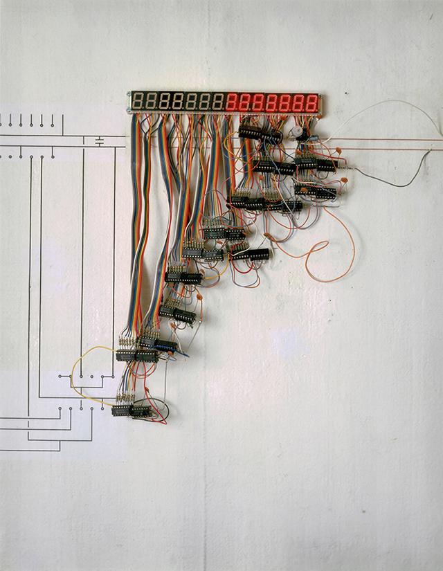 画像: 宮島達男《30万年の時計》1987年 発光ダイオード、電子回路、電線、他 32×21× 4.5 cm 撮影:広瀬忠司