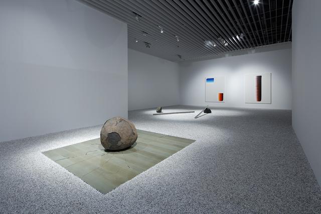 画像: 李禹煥《関係項》1969/2020 年 ガラス、石 サイズ可変 展示風景:「STARS展:現代美術のスターたち―日本から世界へ」森美術館(東京)2020年 撮影:高山幸三画像提供:森美術館 Lee Ufan Relatum 1969/2020 Glass, stone Dimensions variable Installation view: STARS: Six Contemporary Artists from Japan to the World, Mori Art Museum, Tokyo, 2020 Photo: Takayama Kozo Photo courtesy: Mori Art Museum, Tokyo