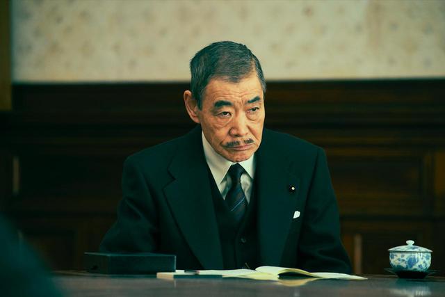 画像: 柄本明 松本烝治役(国務大臣)