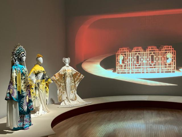画像: 展示風景:『M.バタフライ』(演劇 1988年) より photo©moichi