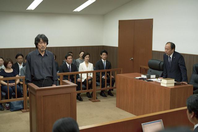 画像: 検察側の質問を受ける三上 ©佐木隆三/2021「すばらしき世界」製作委員会