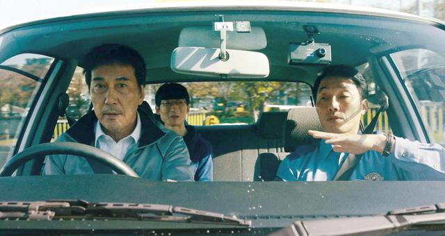 画像: 出所後免許の再取得に励む三上 ©佐木隆三/2021「すばらしき世界」製作委員会