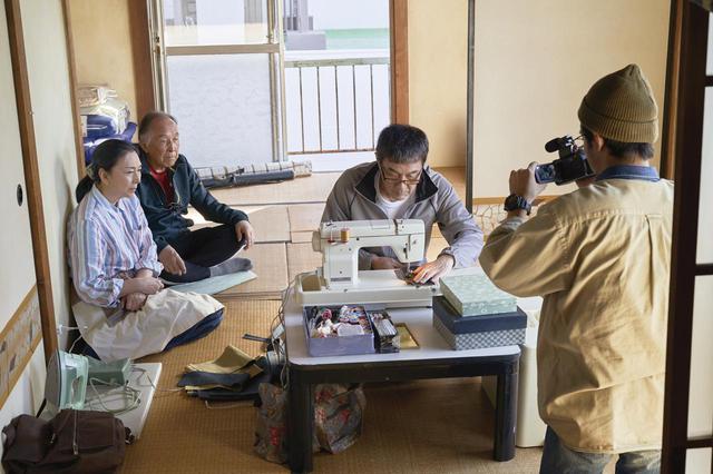 画像: 刑務所で培ったミシンの技術 を披露する三上 ©佐木隆三/2021「すばらしき世界」製作委員会