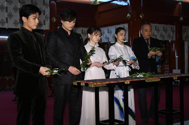 画像: 大ヒット祈願! 左より岩田剛典、新田真剣佑、山田杏奈、中村アン、佐藤祐市監督