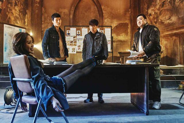 画像6: 日本版ポスタービジュアルが解禁。「狂犬を解き放て!」の文字とともに