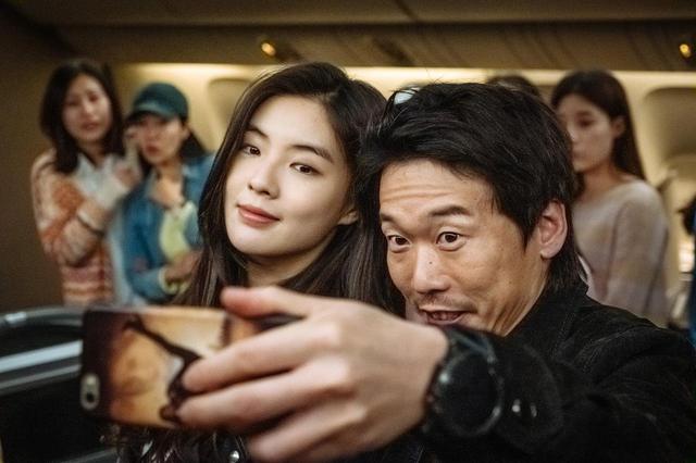 画像: ⑥ ユン・ビョンヒ(右)と謎の美女 © 2020 OAL & Sanai Pictures Co., Ltd. All rights reserved