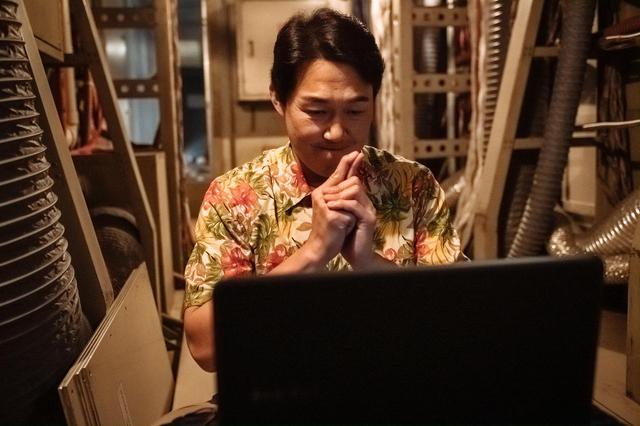 画像: ② PCの前で神頼みをするソクファン © 2020 OAL & Sanai Pictures Co., Ltd. All rights reserved